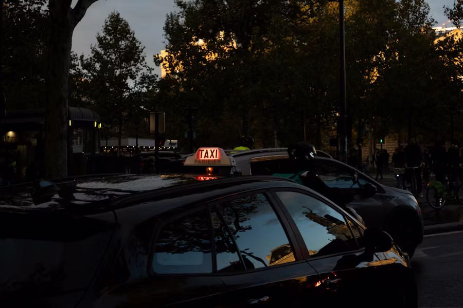 Praca jako kierowca taxi — na własnym samochodzie czy na aucie flotowym?